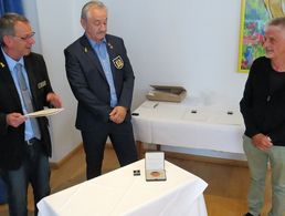 Bezirksvorsitzender Harald Lott (v. l.) und Vorsitzender Hendrik Rohm danken Stabsfeldwebel a.D. Bruno Eisele für 50 Jahre Mandatstätigkeit. Foto: DBwV