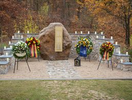 Seit dem 17. November 2020 befindet sich im Wald der Erinnerung bei Potsdam der Ehrenhain KFOR im Gedenken an die im Kosovo verstorbenen Bundeswehrsoldaten. Foto: Bundeswehr