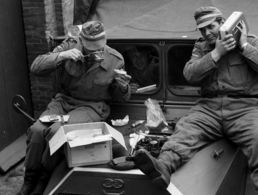 Seit Jahrzehnten immer dabei: die EPa. So auch hier in der Mittagspause während eines Manövers im Oktober 1962 in Neumünster. Foto: Bundeswehr/Strack 