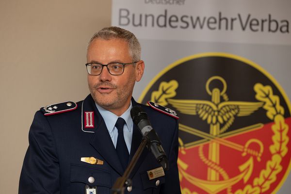 Oberstleutnant i.G. Dr. Detlef Buch, der das Gesetzesvorhaben im DBwV federführend begleitet hat, dankte den Parlamentariern für den Einsatz zum Wohle der Angehörigen der Bundeswehr. Foto: DBwV/Yann Bombeke