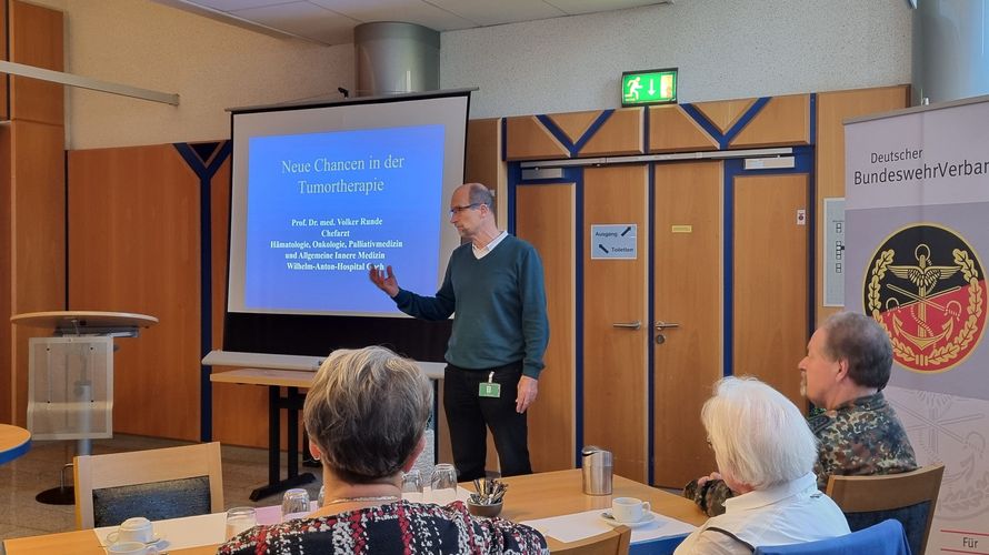 Einen spannenden und lebendigen Vortrag hielt Professor Dr. Volker Runde vor den Mitgliedern der KERH Unterer Niederrhein in Kalkar. Foto: KERH Unterer Niederrhein