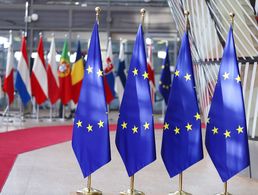 Die EU-Flagge und die der Mitgliedsstaaten. Der Rückhalt für die Nato bröckelt in einigen Ländern. Foto: picture alliane / NurPhoto