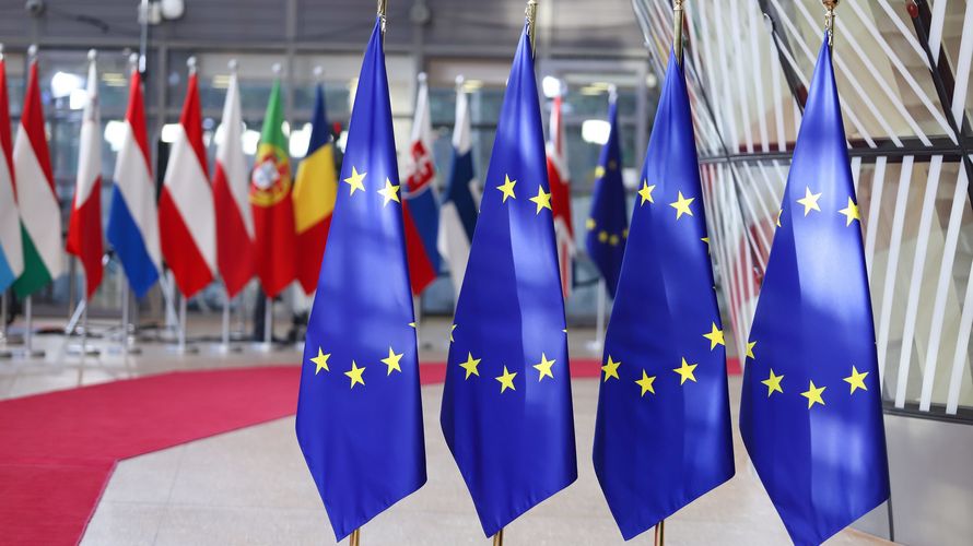 Die EU-Flagge und die der Mitgliedsstaaten. Der Rückhalt für die Nato bröckelt in einigen Ländern. Foto: picture alliane / NurPhoto