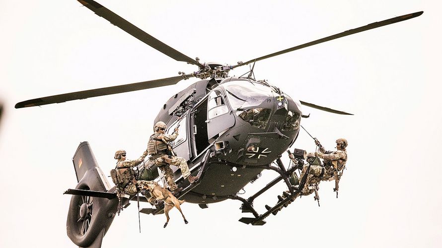 Ein Trupp des Kommandos Spezialkräfte mit Hund an einem H145M-Helikopter. Foto: Christian Spreitz