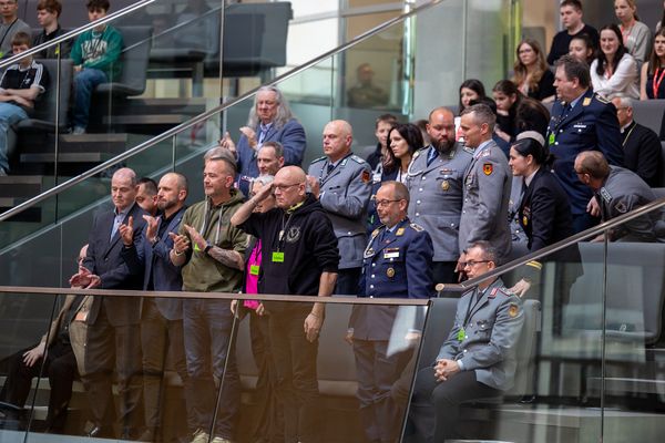 Einige Einsatzveteranen nahmen an der Sitzung des Bundestages zum Veteranentag teil. Foto: DBwV/Yann Bombeke 