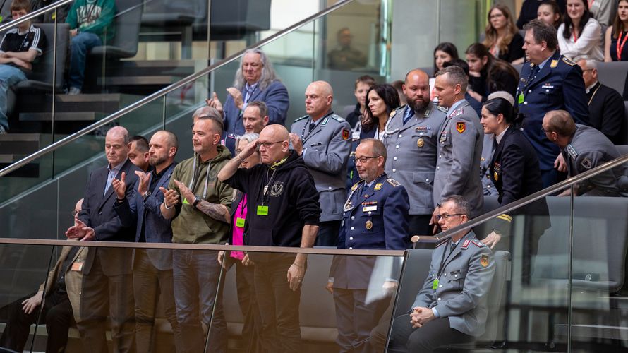 Einige Einsatzveteranen nahmen an der Sitzung des Bundestages zum Veteranentag teil. Foto: DBwV/Yann Bombeke