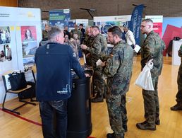 Bei der 10. Jobmesse des BfD am Standort Hammelburg stellten die zahlreichen Aussteller berufliche Chancen ihrer Firmen und Angebote der Bildungseinrichtungen vor. Foto: Jürgen Schreier