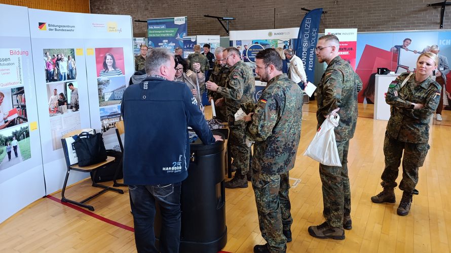 Bei der 10. Jobmesse des BfD am Standort Hammelburg stellten die zahlreichen Aussteller berufliche Chancen ihrer Firmen und Angebote der Bildungseinrichtungen vor. Foto: Jürgen Schreier