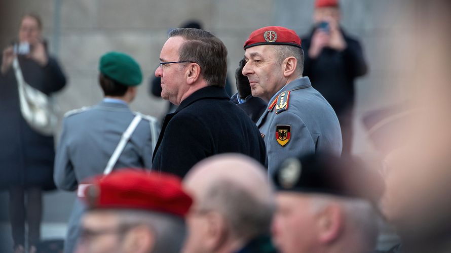 General Carsten Breuer (r.), hier bei seiner Amtseinfühung als Generalinspekteur mit Verteidigungsminister Boris Pistorius, will Strukturen bei der Bundeswehr entschlacken und Prozesse beschleunigen. Foto: Bundeswehr/Steve Eibe