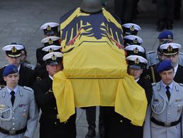 Ein Sarg wird am 24. April 2010 aus dem Münster von Ingolstadt (Oberbayern) getragen. Bundeswehr, Politiker, Familie und Freunde verabschiedeten sich bei einer Zentralen Trauerfeier von den vier am 15. April in Afghanistan getöteten Soldaten. Foto: dpa