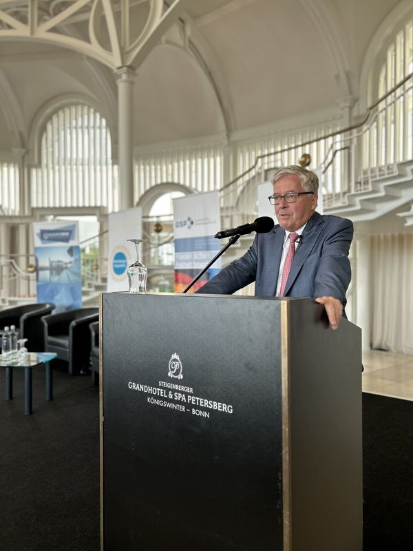 „Wir leben in einem Zeitalter strategischer Überraschungen“, sagte Dr. Hans-Peter Bartels, Präsident der Gesellschaft für Gesellschaft und Wehrbeauftragter a.D. Foto: DBwV/Oliver Krause