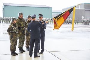 General Katz übergibt das Kommando an Oberstleutnant Spoerner. (Quelle: Luftwaffe/Kevin Schrief)