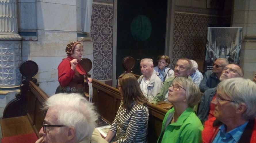 In historischer Verkleidung brachten die kundigen Kirchenführer den Teilnehmern an der Tagesreise die Schlosskirche in Lutherstadt-Wittenberg näher. Foto: Bernd Intemann