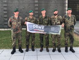 Die Truppenkameradschaft setzt mit dem Marsch Zeichen des Gedenkens und der Kameradschaft. Foto: DBwV