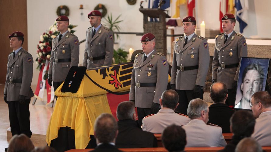 Die Trauerfeier für Patric Sauer, der über ein jahr nach dem Anschlag den Folgen seiner Verwundung erlag, wurde am 12. Oktober 2009 in seiner Heimatstadt Fulda ausgerichtet. Foto: pictue alliance/Associated Press/Daniel Roland