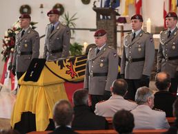 Die Trauerfeier für Patric Sauer, der über ein jahr nach dem Anschlag den Folgen seiner Verwundung erlag, wurde am 12. Oktober 2009 in seiner Heimatstadt Fulda ausgerichtet. Foto: pictue alliance/Associated Press/Daniel Roland