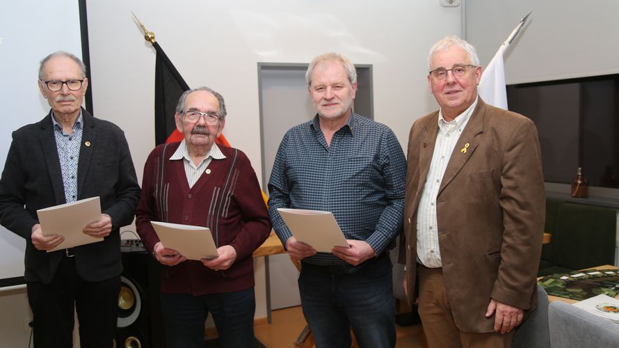 Stabsfeldwebel a.D. Günter Weber (von links), Stabsfeldwebel a.D. Klaus George, Oberfeldwebel d.R. Klaus Hoffmann erhielten von Oberstleutnant a.D. Bernd Kraft die Anstecknadel und die Treueurkunde des Bundesvorsitzenden. Foto: wh