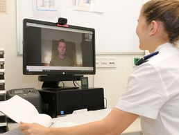 Der „kurze Draht“ statt lange Anfahrt und Wartezeiten in der Klinik hilft Patienten und Patientinnen bei ihrer Behandlung und Genesung. Foto: Bundeswehr/Thio Pulpanek