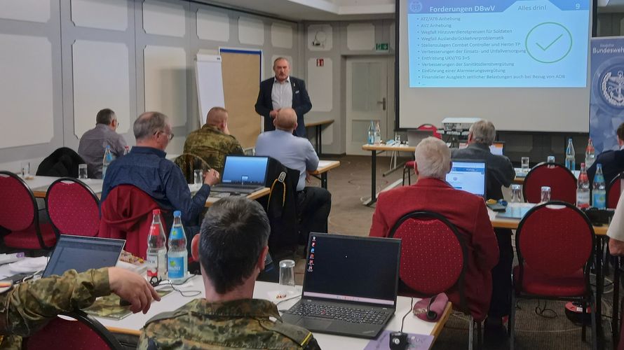 Bei der Informationstagung im Bezirk Donau - Neckar - Bodensee stellte Landesvorsitzender Oberstabsfeldwebel a.D. Josef Rauch Details des „Artikelgesetz Zeitenwende“ vor. Foto: HJ