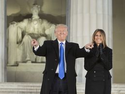 Donald Trump, 45. US-Präsident, mit seiner Frau Melania vor dem Lincoln-Memorial in Washington Foto: dpa