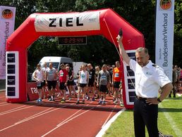 Fregattenkapitän Marco Thiele gab vergangenes Jahr den Startschuss für den Solidaritätslauf in Hamburg. Dieses Jahr läuft wegen der Corona-Pandemie jeder für sich alleine, um den guten Zweck zu unterstützen. Foto: DBwV/Amina Vieth