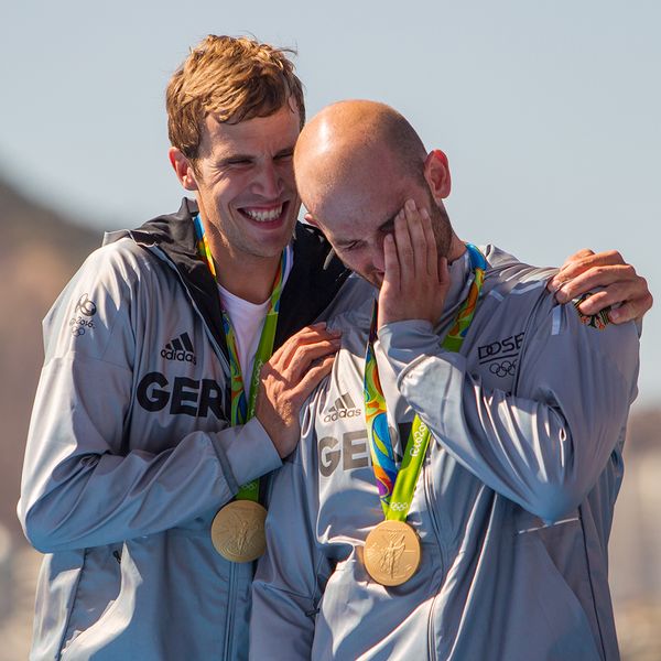 Sportsoldat Stabsgefreiter Philipp Wende (l.) freut sich 2016 in Rio de Janeiro mit seinem Teamkollegen über olympisches Gold im Rudern. Foto: Bundeswehr/Jane Schmidt