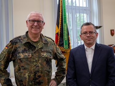 Seinen Besuch beim Standorttag in Leipzig nutzte der Stellvertreter des Bundesvorsitzenden, Thomas Schwappacher auch zu einem Gespräch mit dem stellvertretenden Kommandeur des Ausbildungskommandos, Brigadegeneral Heinz Josef Feldmann. Foto: Bundeswehr/AusbKdo