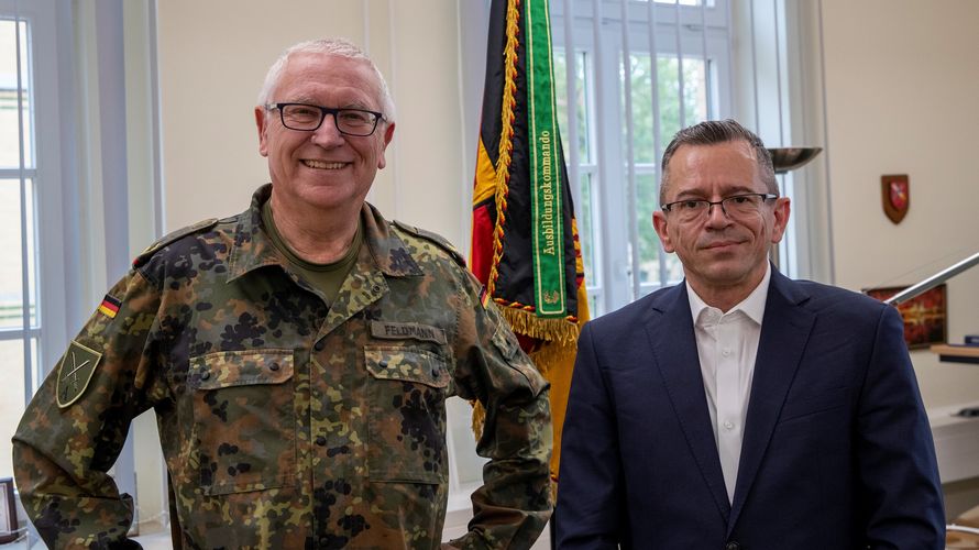 Seinen Besuch beim Standorttag in Leipzig nutzte der Stellvertreter des Bundesvorsitzenden, Thomas Schwappacher auch zu einem Gespräch mit dem stellvertretenden Kommandeur des Ausbildungskommandos, Brigadegeneral Heinz Josef Feldmann. Foto: Bundeswehr/AusbKdo