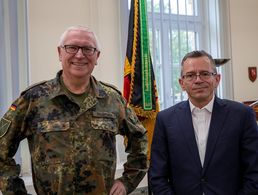 Seinen Besuch beim Standorttag in Leipzig nutzte der Stellvertreter des Bundesvorsitzenden, Thomas Schwappacher auch zu einem Gespräch mit dem stellvertretenden Kommandeur des Ausbildungskommandos, Brigadegeneral Heinz Josef Feldmann. Foto: Bundeswehr/AusbKdo