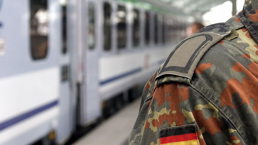 Seit Januar dürfen Soldaten in Uniform kostenlos mit der Bahn fahren. Foto: DBwV/Mika Schmidt