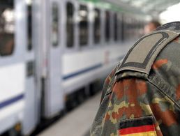 Seit Januar dürfen Soldaten in Uniform kostenlos mit der Bahn fahren. Foto: DBwV/Mika Schmidt