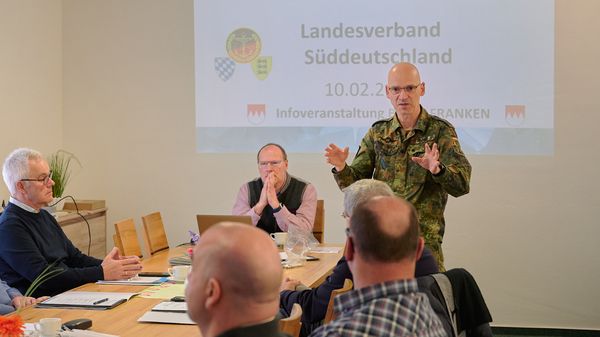 Oberst Andreas Reyer informierte in seiner Begrüßung über aktuelle Schwerpunkte der Ausbildung an der Infanterieschule. Foto: DBwV/IK