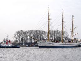 Im März vergangenen Jahres hatte die "Gorch Fock" nach langer Werftliegezeit endlich wieder Wasser unterm Kiel. Die Sanierung hat nun ein juristisches Nachspiel. Foto: dpa/picture alliance