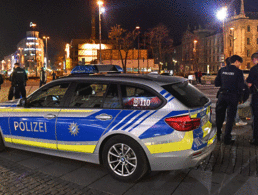 Polizisten in München, kurz vor dem Inkrafttreten der Ausgangsbeschränkungen in Bayern. Foto: picture alliance / Sven Simon