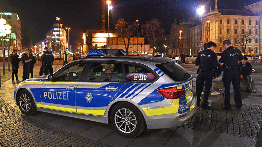 Polizisten in München, kurz vor dem Inkrafttreten der Ausgangsbeschränkungen in Bayern. Foto: picture alliance / Sven Simon