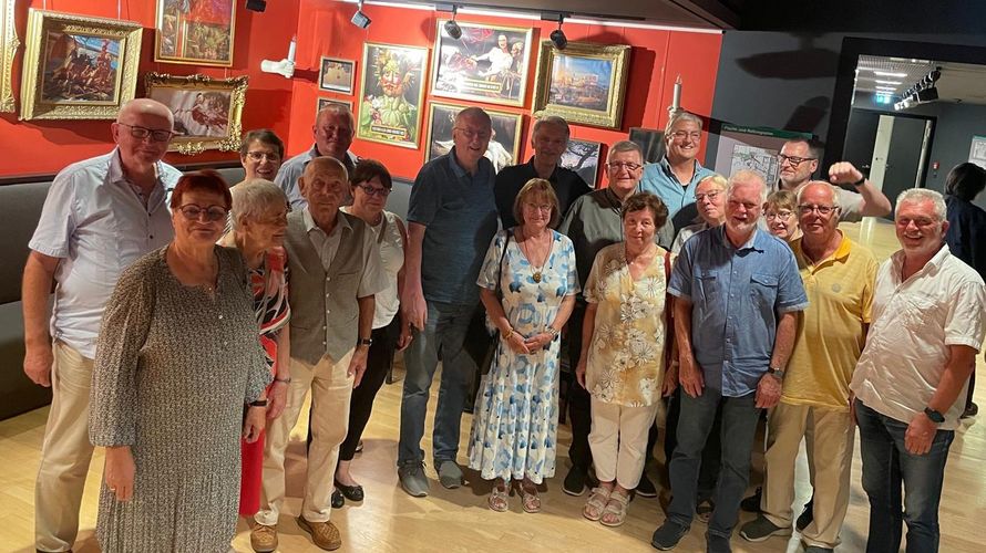 Viel zu lachen hatten die Teilnehmer der KERH Dresden bei ihrem Besuch im Kabarett Herkuleskeule. Foto: Peter Dobrowald