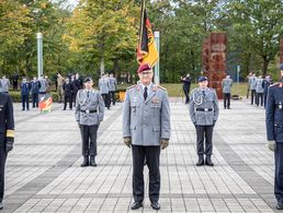 General Eberhard Zorn (M.) mit dem alten Inspekteur CIR, Generalleutnant Ludwig Leinhos (r.) und dessen Nachfolger an der Spitze des jüngsten Organisationsbreichs der Bundeswehr, Vizeadmiral Thomas Daum. Foto: PIZ CIR/Stefan Uj 