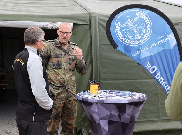 Vor und nach dem Lauf nutzten viele Anwesende die Chance, sich am Stand des DBwV über die aktuelle Verbandspolitik zu informieren. Foto: Melanie Schreiber