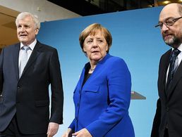 Der CSU-Vorsitzende Horst Seehofer (l.), der SPD-Parteivorsitzende Martin Schulz (r.) und Bundeskanzlerin Angela Merkel (CDU) bei ihrer gemeinsamen Pressekonferenz Foto: dpa