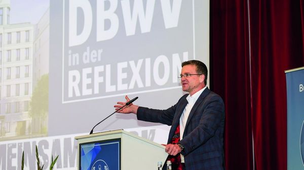 Oberst André Wüstner, Bundesvorsitzender, begrüßte 180 Delegierte in Potsdam. Ergebnisoffen und ohne Denkverbote, das war die Philosophie bei „DBwV in der Reflexion”. Ein Format, das für die zukünftige Arbeit wichtige Impulse brachte. Foto: DBwV/Fabian Matzerath