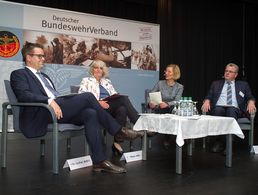 Das zweite Diskussionspanel mit den Bundestagsabgeordneten Tobias Lindner (l.), Gabi Weber (2.v.l.) und Andreas Nick (r.), wieder moderiert von Nora Müller Foto: DBwV/Bombeke