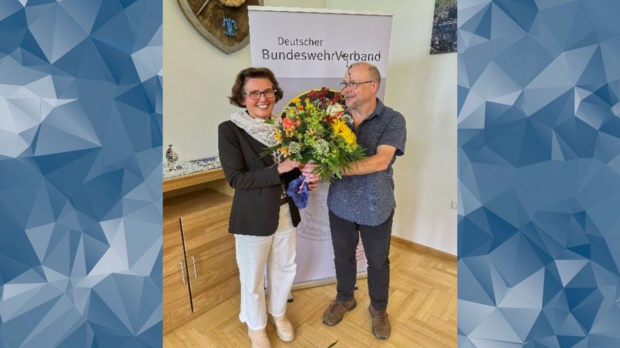 Vorsitzender Oberstabsfeldwebel a.D. Ralf Habenicht dankt RAR‘in Angelika Noeske für ihren Vortrag. Foto: M. Hauf