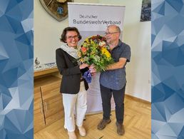 Vorsitzender Oberstabsfeldwebel a.D. Ralf Habenicht dankt RAR‘in Angelika Noeske für ihren Vortrag. Foto: M. Hauf