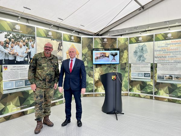 Oberstleutnant Rainer Lammers (l.), stellvertretender Vorsitzender der TruKa BAIUDBw, mit dem Präsidenten des Bundesamtes, Prof. Dr. Roland Börger. Foto: Sandra Lobach