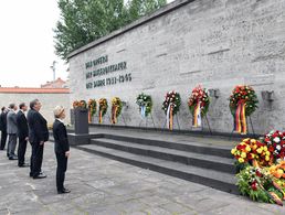 Politiker um Verteidigungsministerin Ursula von der Leyen (r.) stehen in der Gedenkstätte Plötzensee vor den Kränzen. Mit der Feierstunde wurde an den 73. Jahrestag des Attentats- und Umsturzversuchs gegen Hitler gedacht Foto: dpa