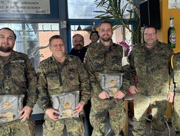 Wertschätzung für ihren Dienst an Weihnachten erfuhren die Wachmannschaften von Kommandeur, Kompaniefeldwebel und dem Deutschen BundeswehrVerband. Foto: sTruKa LogBtl 461