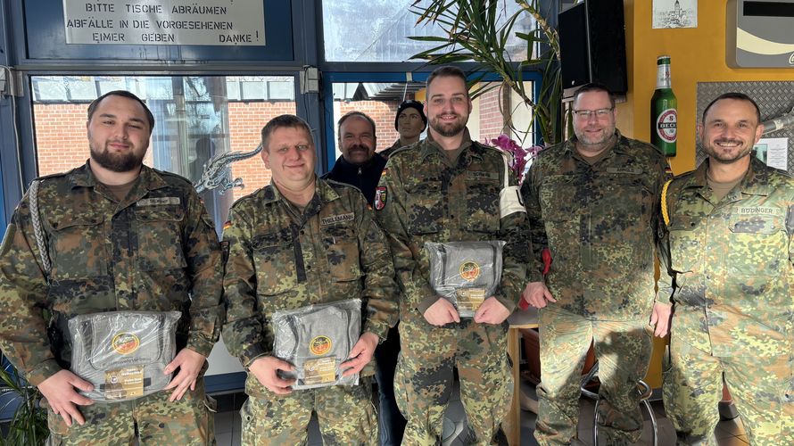 Wertschätzung für ihren Dienst an Weihnachten erfuhren die Wachmannschaften von Kommandeur, Kompaniefeldwebel und dem Deutschen BundeswehrVerband. Foto: sTruKa LogBtl 461