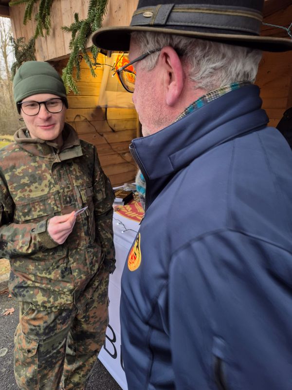 Standortbeauftragter Hauptmann a.D. Thomas Heinrich im Gespräch mit einem interessierten Soldaten. Fotos: Roland Stengl