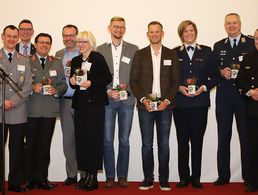 Beim Empfang des AHsAB in der Kölner Lüttich-Kaserne: Vorstandsmitglieder und prominente Gäste. Foto: AHsAB