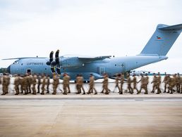 Die letzten Rückkehrer aus Niamey auf dem Fliegerhorst Wunstorf nahe Hannover. Foto: picture alliance/dpa/Moritz Frankenberg